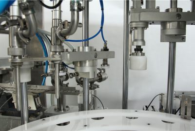 Automatisk servo-stempeltype kosmetisk fyllings- og capping-maskin