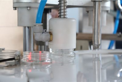 Automatisk servo-stempeltype kosmetisk fyllings- og capping-maskin