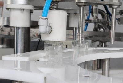 Automatisk servo-stempeltype kosmetisk fyllings- og capping-maskin