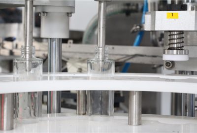 Automatisk servo-stempeltype kosmetisk fyllings- og capping-maskin