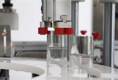 Automatisk servo-stempeltype kosmetisk fyllings- og capping-maskin