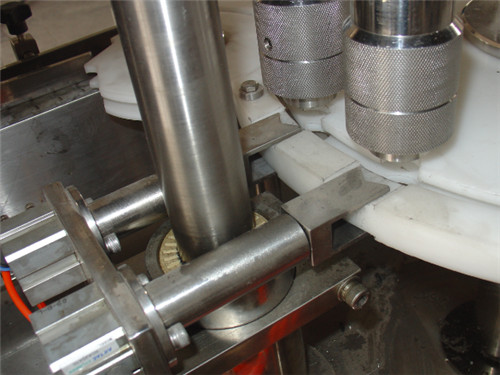 Clamping bottle device
